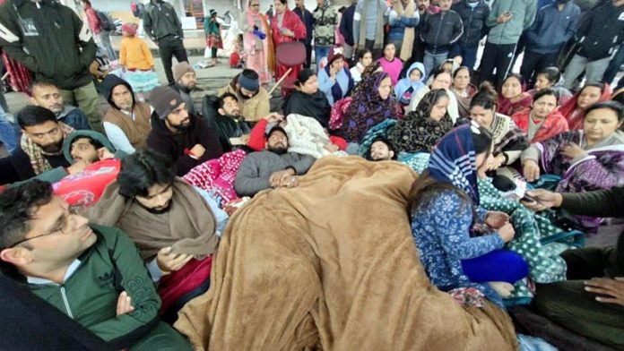 Women and children join protesters at the venue of hunger strike during Katra shutdown on Friday. —Excelsior/Romesh Mengi