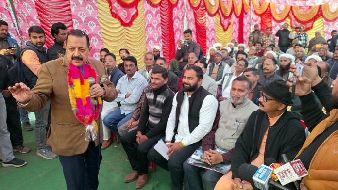  Union Minister Dr Jitendra Singh holding Public Darbar at block Barnoti in district Kathua on Saturday.  -Excelsior/Pardeep