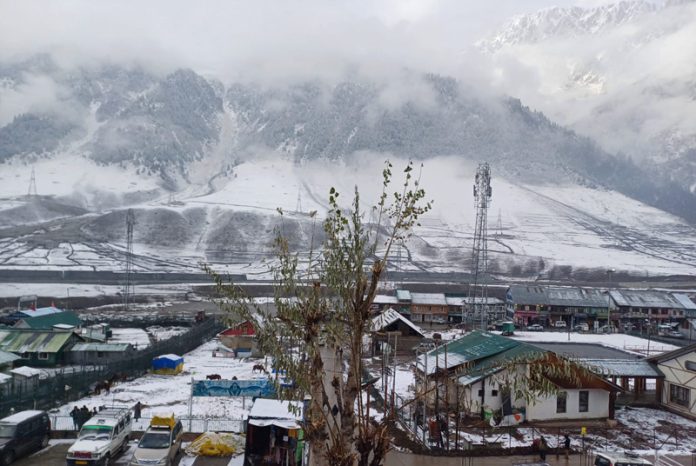 Upper reaches of Kashmir witnesses fresh snowfall on Saturday. —Excelsior/Firdous