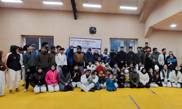 Judokas posing along with dignitaries in Srinagar.