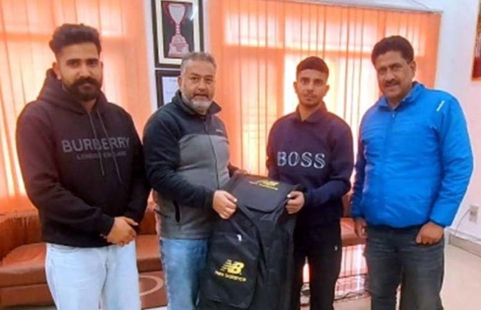 Dr. Daud Iqbal Baba presenting kit to Nikhil Manhas.