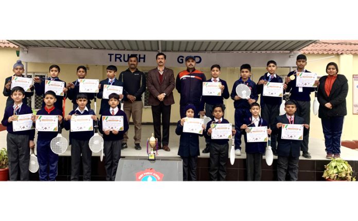 Students of APS Sunjuwan posing along with certificates and medals.