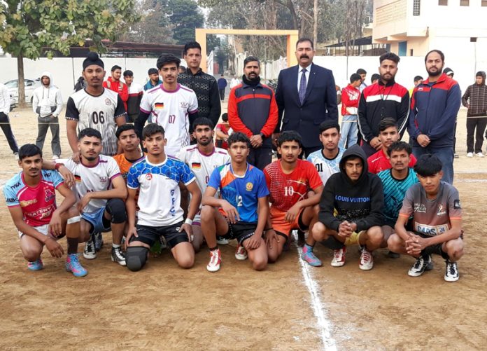 Kabaddi players posing along with dignitaries.