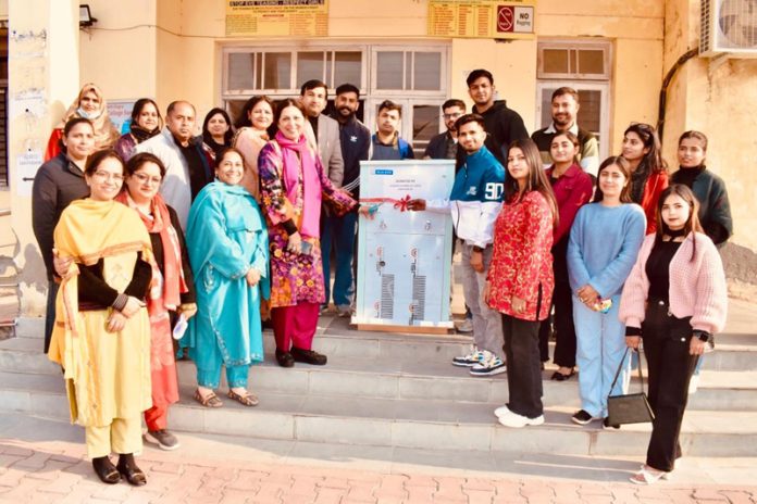 Ex-students of SPPND GDC Samba and others posing for a group photograph during an Alumni Meet.