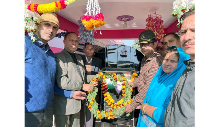 Members of JKBS laying wreath at memorial of Sena Medal Hav Chuni Lal Sandhu.