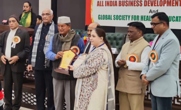 Prof (Dr) Ruby Reshi receiving Lifetime Achievement Award for Medical Education in New Delhi.