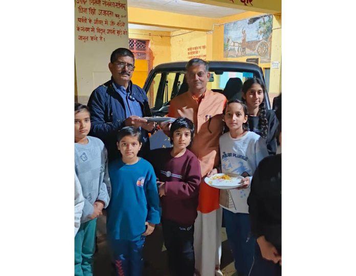 Patron of Ida Kanya Ved Vidyalaya, Sunil Gupta posing with students after gifting a car to the school.