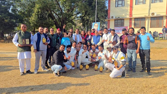 Players posing along with former Deputy CM Dr. Nirmal Singh at Kathua.