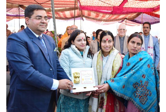 DC Kishtwar Rajesh Kumar Shawan and MLA Shagun Parihar presenting memento and shawl to para archer Sheetal Devi.