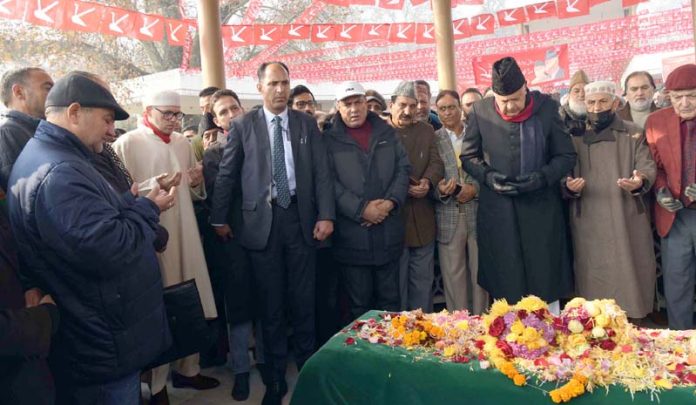 Dr Farooq Abdullah, CM Omar Abdullah and other NC leaders paying tribute to Sheikh Abdullah at Naseem Bagh, Srinagar on Thursday. -Excelsior/Shakeel