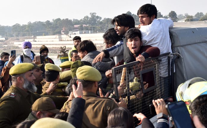 Protesting ABVP activists court arrest after demonstration at Tawi Bridge. —Excelsior/Rakesh