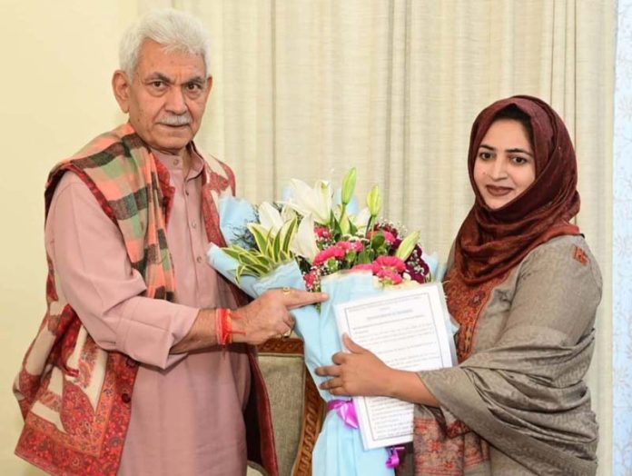 Lieutenant Governor Manoj Sinha meeting Tazeem Akhter, Chairperson, District Development Council Poonch.