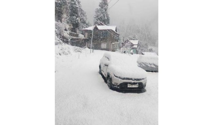 A view of heavy snowfall in Doda on Saturday. -Excelsior/Rafi Choudhary