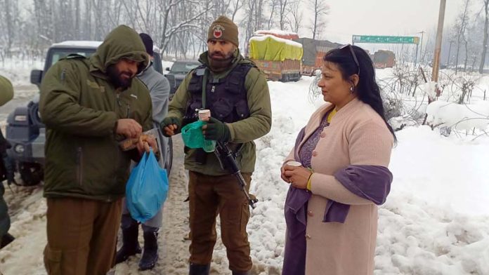 Kulgam Police serving tea to tourists at Qazigund on Saturday. -Excelsior/Sajad Dar