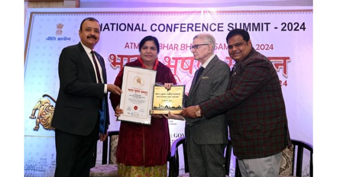 Dr Harleen Kour getting award in Bhopal.