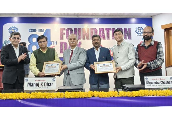 Director AcSIR Dr Manoj Kumar Dhar and Director CAP Dr Nirpendra Chauhan presenting certificates of recognition during a function at CSIR-IIIM Jammu.