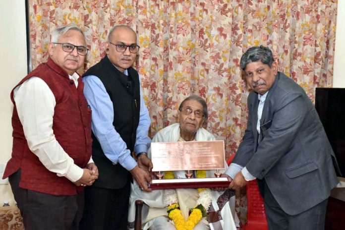 Dr Madhav Kaushik (president, Sahitya Akademi) along with other members presenting Sahitya Akademi’s Fellowship to Ved Rahi.