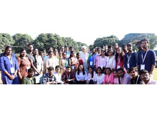 LG Manoj Sinha posing alongwith youth delegation from Tamil Nadu on Friday.