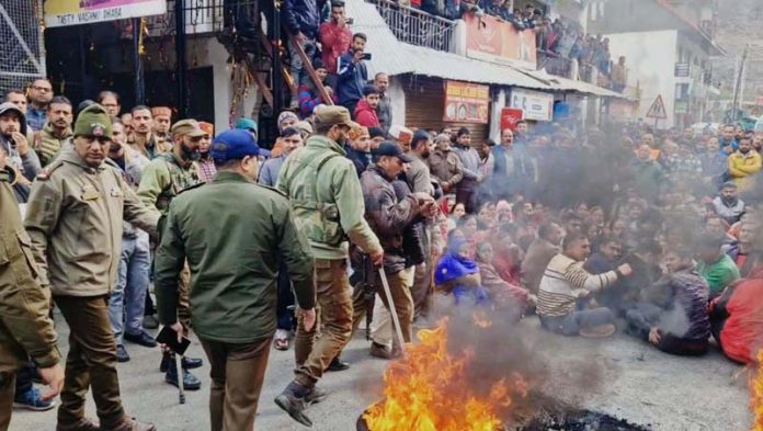 Cops keeping a strict vigil as protesters continue sloganeering in Bhaderwah on Thursday. -Excelsior/Tilak Raj