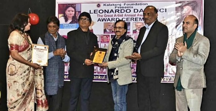 Sculptor Artist Naresh Kumawat honouring Ganesh Sharma during an event on Saturday.