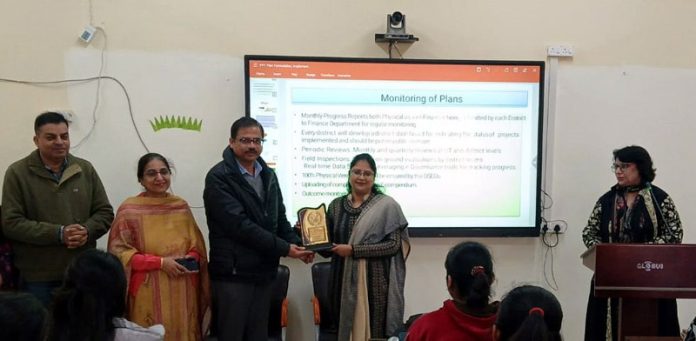 Director CDOE, Prof Pankaj K Srivastva presenting a memento to University’s distinguished alumni, Dr Jyoti Sharma (Joint Director, Finance Department, J&K).