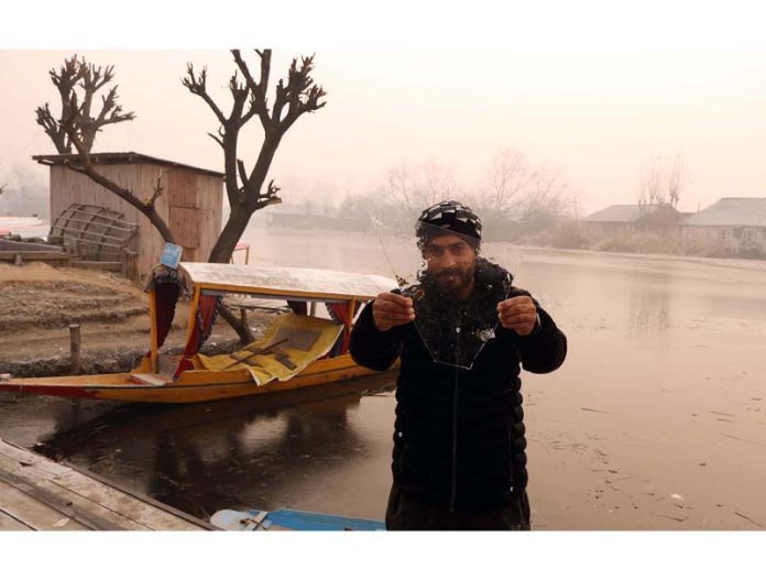 Parts of Dal lake freeze in Srinagar on Thursday. -Excelsior/Shakeel