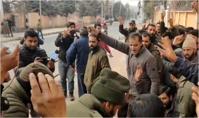 Wildlife Casual Labourers Stage Protest Outside CM’s House In Srinagar