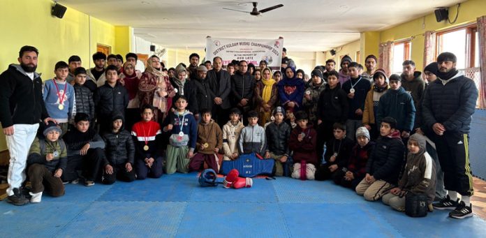 Wushu players posing along with dignitaries.