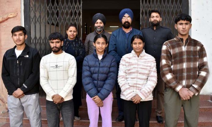 Sports Climbers posing along with dignitaries before leaving for National Championship.