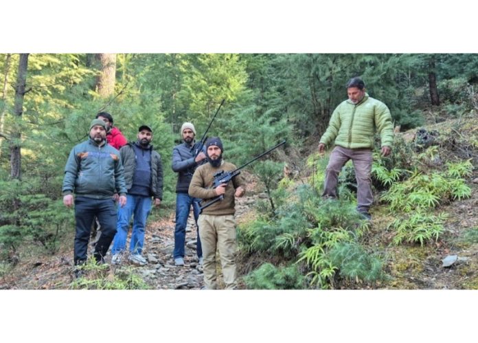 A team of Wildlife Deptt personnel on job to capture a bear in Bhaderwah on Thursday. — Excelsior/Tilak Raj