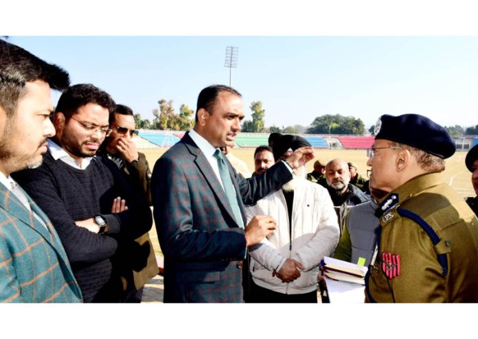 Div Com and ADGP inspecting arrangements for Republic Day.