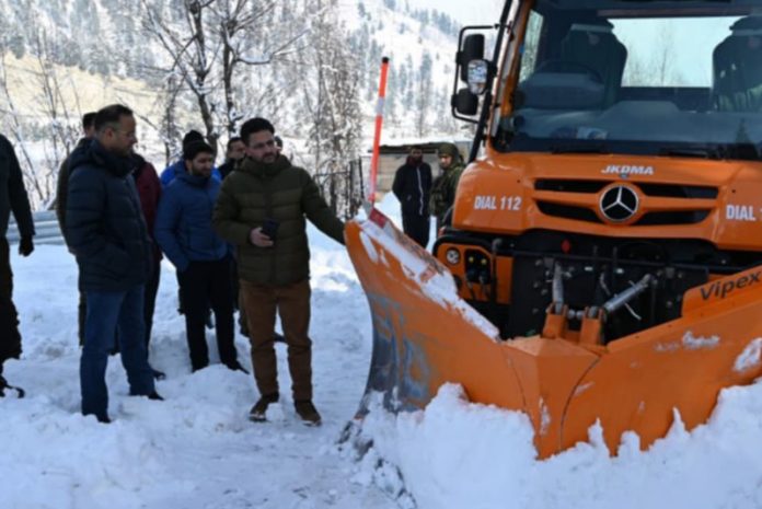 DC Shopian inspecting snow clearance work on Mughal Road.