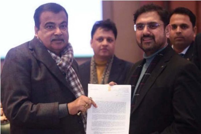 Minister Satish Sharma giving a memorandum to Union Minister Nitin Gadkari.