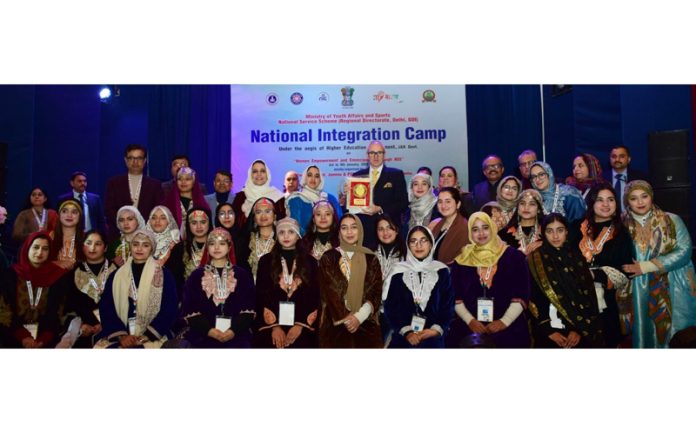 Chief Minister Omar Abdullah posing for photograph with participants of NIC at GCW Gandhi Nagar.