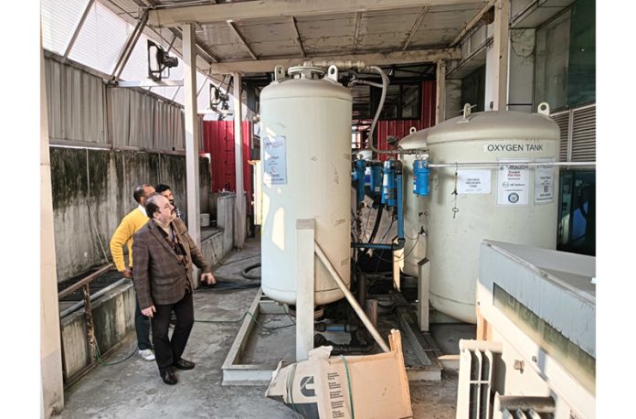 A team of doctors and technicians inspecting the oxygen plants connected to the special ICU wards set up amid HMPV concern in Government Maternity Hospital, Gandhi Nagar, Jammu on Thursday.(UNI)