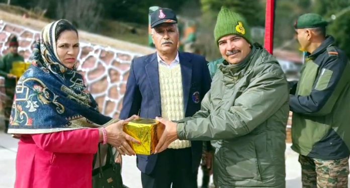 An Army officer presenting a gift to a 'veer nari' during Ex-Servicemen rally in Kishtwar district.