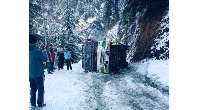 A mini-bus overturns on slippery snow-clad road in Dudu area of Udhampur.