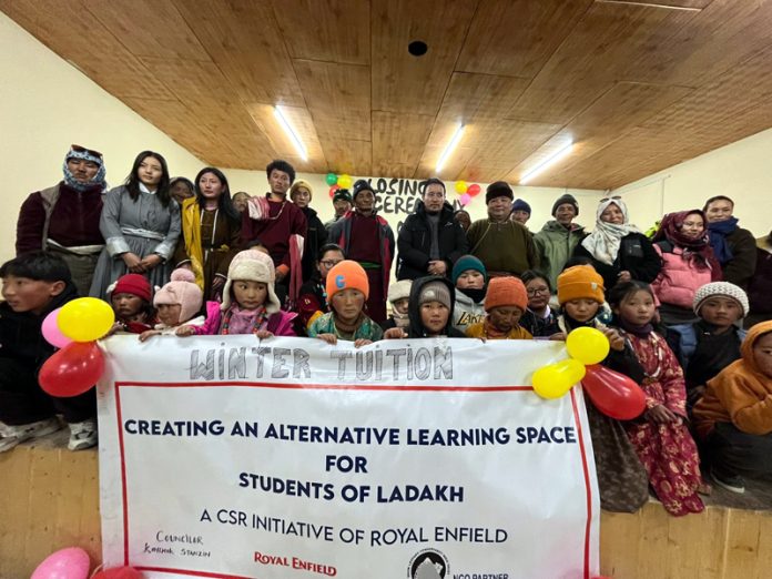 Students and dignitaries posing for a group photograph.