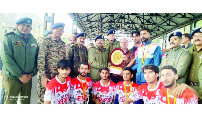 Tejinder Singh, Deputy Inspector General (DIG) Rajouri-Poonch Range presenting trophy to winning team. - Excelsior/Imran Tejinder Singh, Deputy Inspector General (DIG) Rajouri-Poonch Range presenting trophy to winning team. - Excelsior/Imran