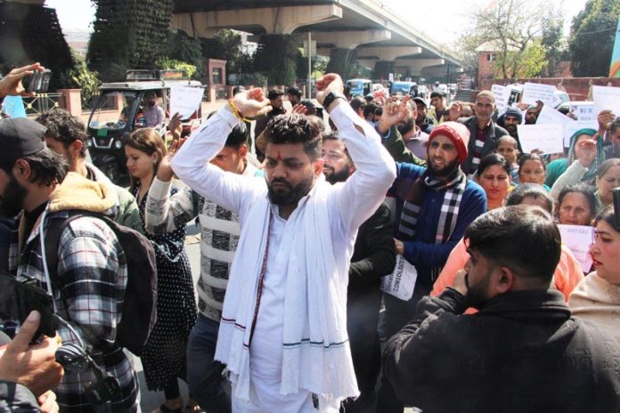 Daily wagers protesting in Jammu on Wednesday. —Excelsior/Rakesh
