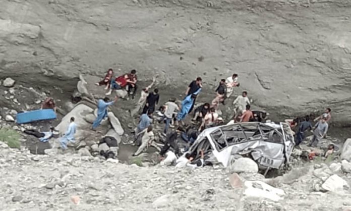 16 people killed as van plunges  into ravine in Pakistan