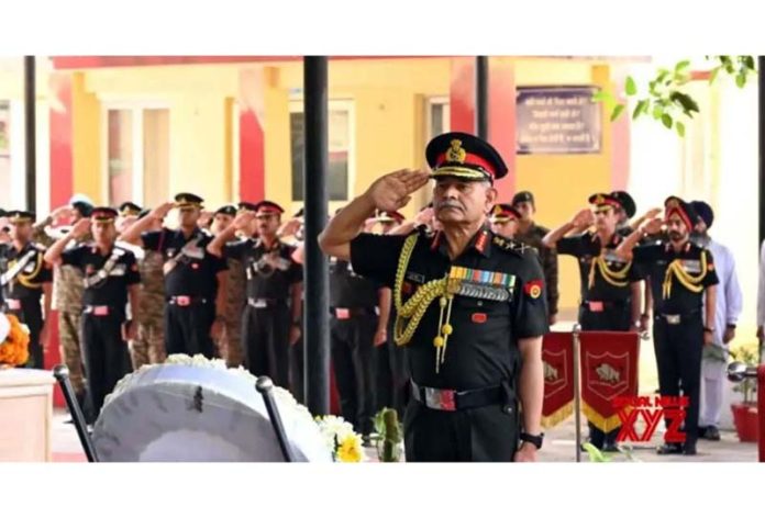 หัวหน้าเจ้าหน้าที่กองทัพ Gen Upendra Dwivedi จ่ายส่วยให้ Naib Subedar Baldev Singh ในนิวเดลี หัวหน้าเจ้าหน้าที่กองทัพ Gen Upendra Dwivedi จ่ายส่วยให้ Naib Subedar Baldev Singh ในนิวเดลี