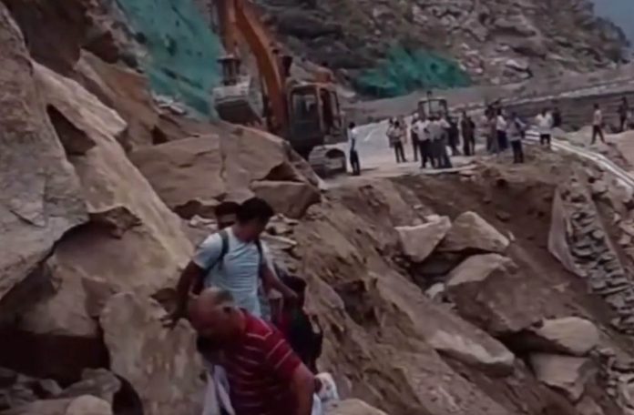 भारी भूस्खलन से जम्मू-किश्तवाड़ राष्ट्रीय राजमार्ग अवरुद्ध; जीर्णोद्धार कार्य प्रगति पर