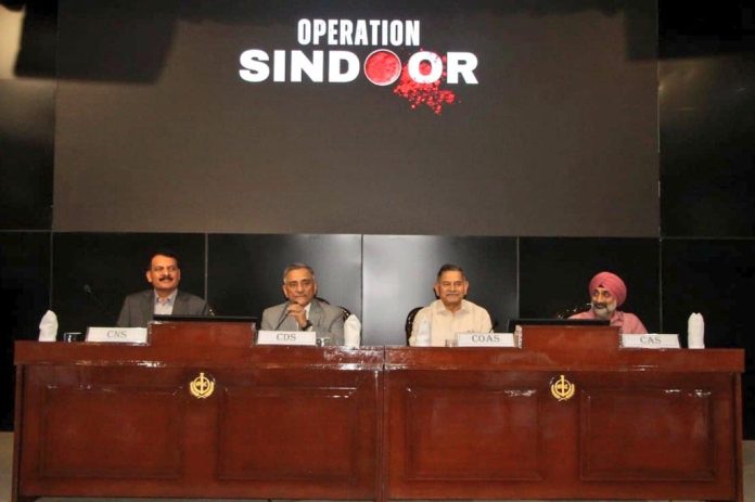 सीडीएस ने सेना, नौसेना और वायु सेना प्रमुखों के साथ मिलकर ऑपरेशन सिंदूर के सफल संचालन पर परिप्रेक्ष्य प्रस्तुत किया