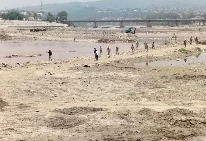 Police and G&M team during anti-mining operation in river Tawi near Bhagwati Nagar in Jammu. —Excelsior/Rakesh Police and G&M team during anti-mining operation in river Tawi near Bhagwati Nagar in Jammu. —Excelsior/Rakesh