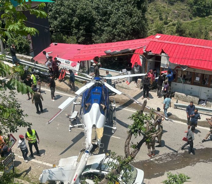 केदारनाथ जा रहा हेलीकॉप्टर हाईवे पर दुर्घटनाग्रस्त, सभी सुरक्षित