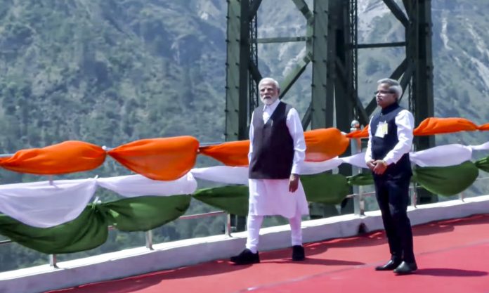 प्रधानमंत्री मोदी ने चिनाब पुल का दौरा किया; इंजीनियरों और श्रमिकों से बातचीत की