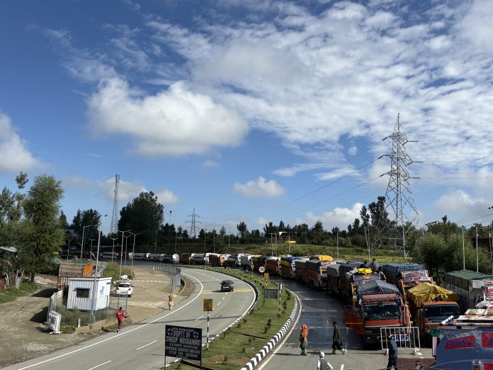 Mughal Road, SSG Reopen For Light Vehicles; Jammu-Srinagar NH Blocked